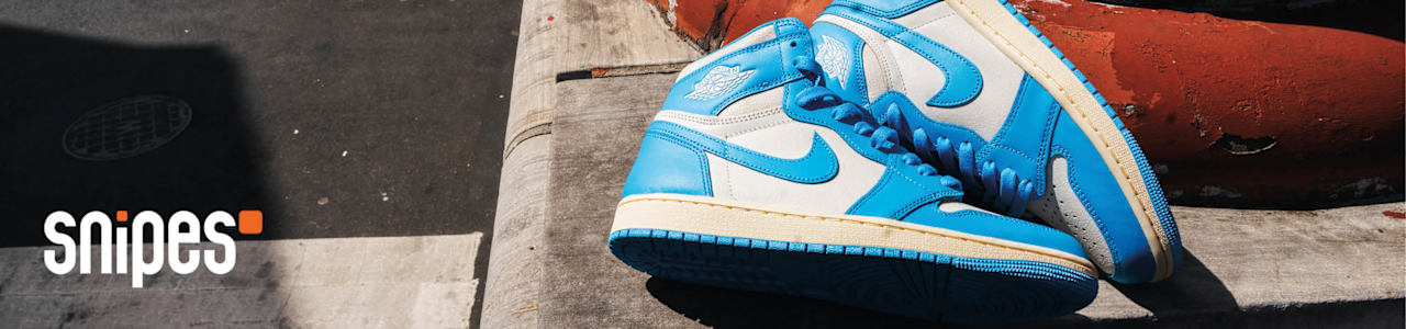 AJ1 UNC sneaker in white and blu