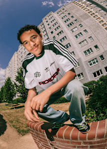 Graphic with a kids dressed sporty with focus on the tshirt