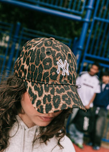 Graphic with a kids dressed sporty with focus on the cap