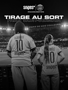 Photo en noir et blanc avec deux personnes en maillots du PSG dans le stade avec texte : Tirage Au Sort