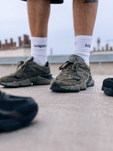 Men wearing new balance 9060 green and black