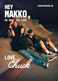 artist Makko sitting on the grund wearing black converse chuck