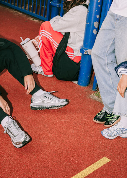 Graphic with two kids dressed sporty focusing on the sneakers