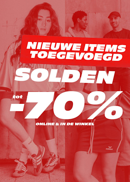 Promotional poster for a summer sale at Snipes featuring four young adults wearing casual sportswear. The text reads: “NIEUWE ITEMS TOEGEVOEGD” (New items added), “SOLDEN tot -70%” (Sale up to -70%), “ONLINE & IN DE WINKEL” (Online & in-store). The image has a red overlay and bold white lettering.