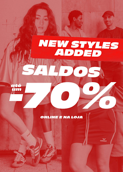 Promotional poster for a summer sale at Snipes featuring four young adults wearing casual sportswear. The text reads: “NOVOS ITENS ADICIONADOS,” “SALE bis zu -70%” (Sale up to -70%), “ONLINE & NA LOJA.” The image has a red overlay and bold white lettering.