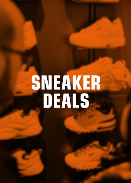 snipes Empoli store opening image of store bakcground with text: Ciao Empoli 12-14 december sneaker deals free candy bar & drinks