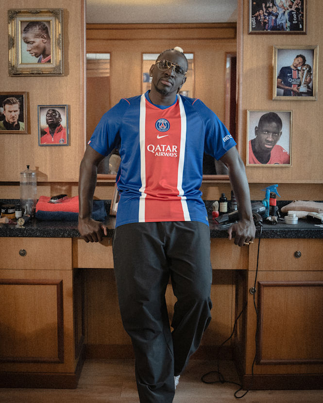 male model wearing PSG Sakho blue jersey and black trousers