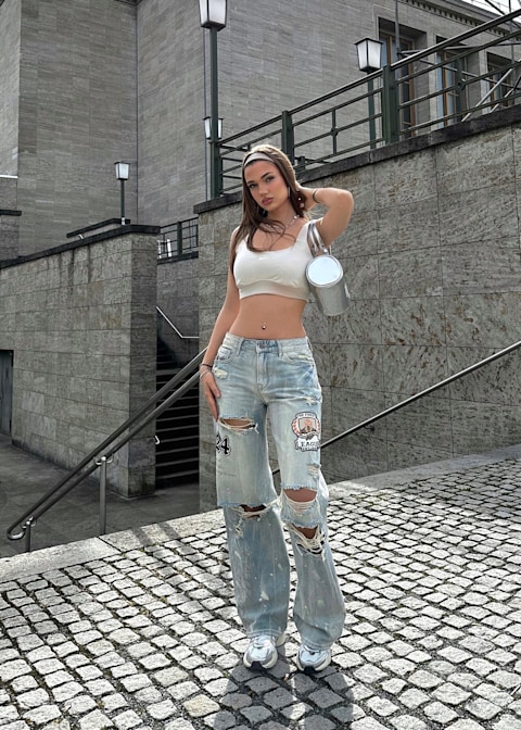 Girl wearing cargo jeans and a beige crop top