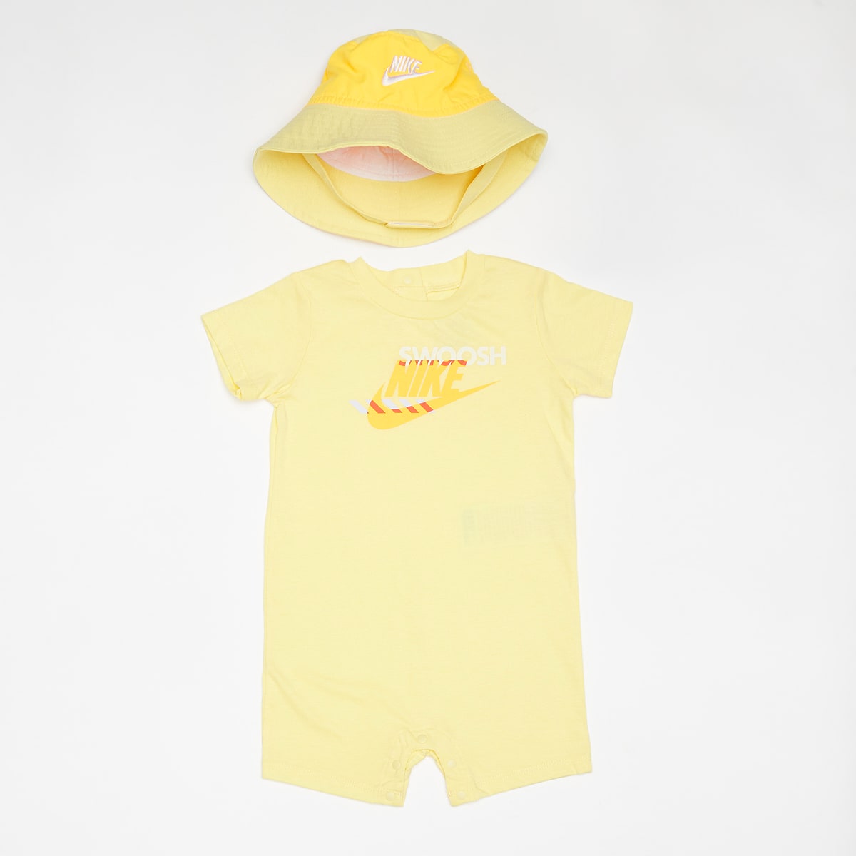 Nike Sportswear PE Romper Bucket Hat Set (2 Piece) Baby Rompers & Sets in geel formaten: 3 M