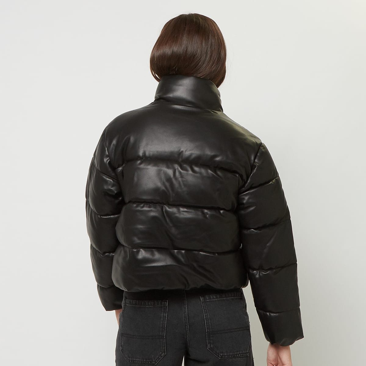 Karl Kani Serif Crop Polyurethan Puffer Jacket Puffer jackets in zwart formaten: XS