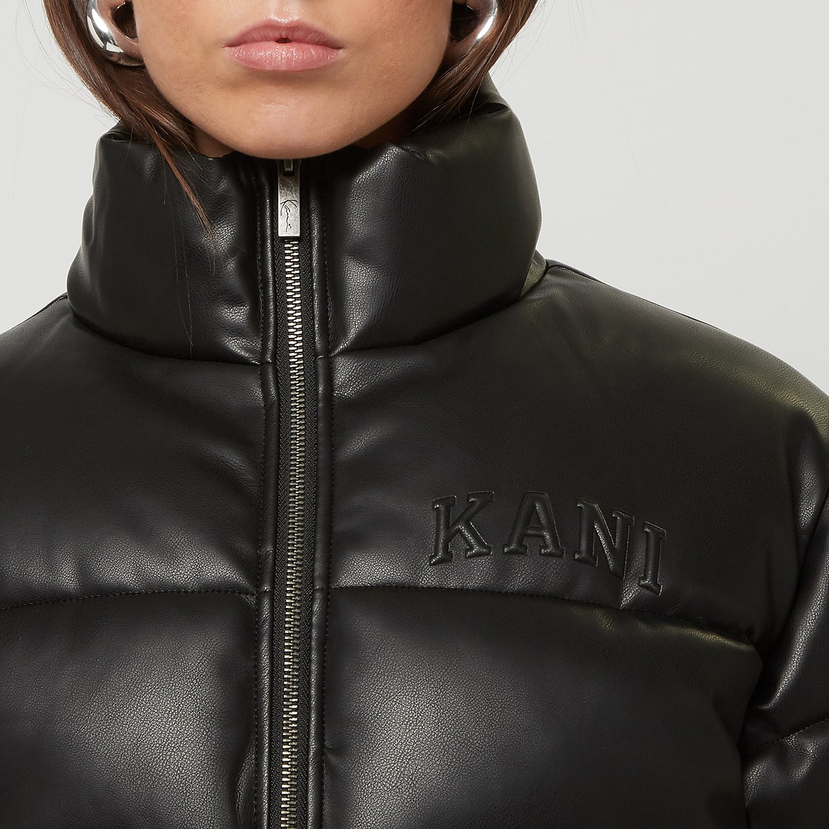 Karl Kani Serif Crop Polyurethan Puffer Jacket Puffer jackets in zwart formaten: XS