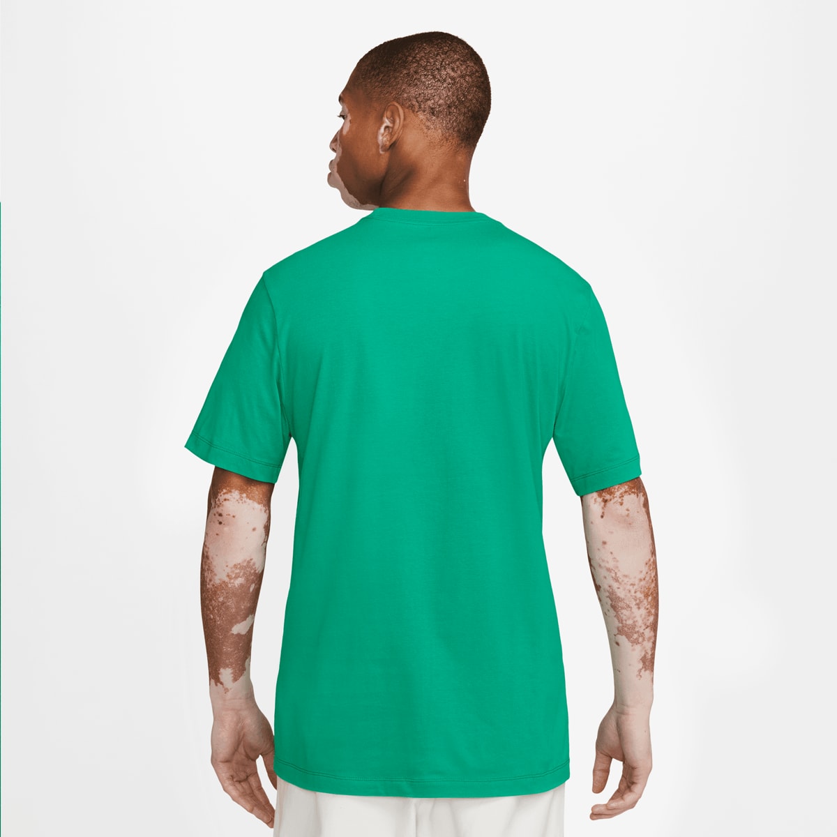 Nike Sportswear Tee 12MO Swoosh SP24 T-Shirts & Polo's in groen formaten: L