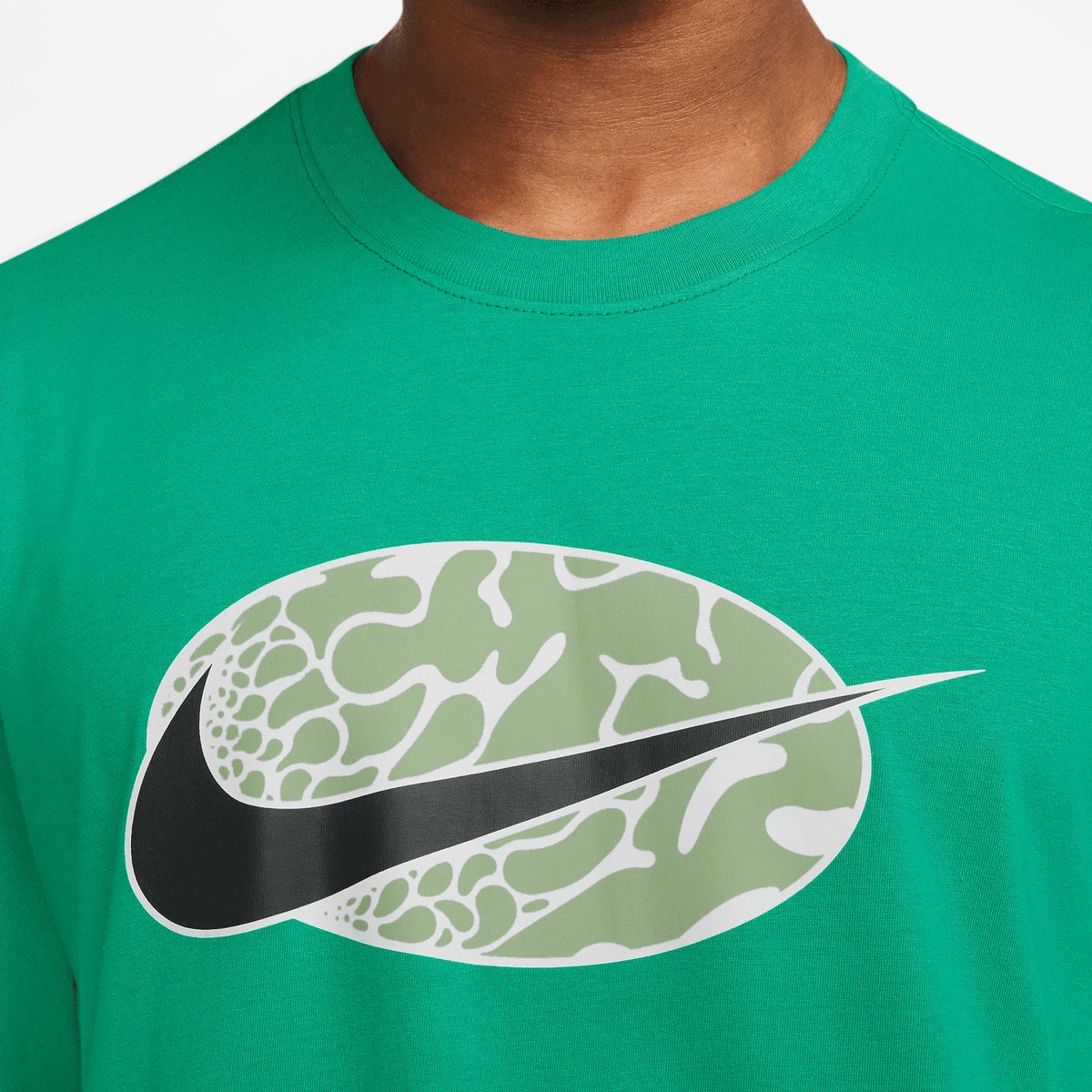 Nike Sportswear Tee 12MO Swoosh SP24 T-Shirts & Polo's in groen formaten: L
