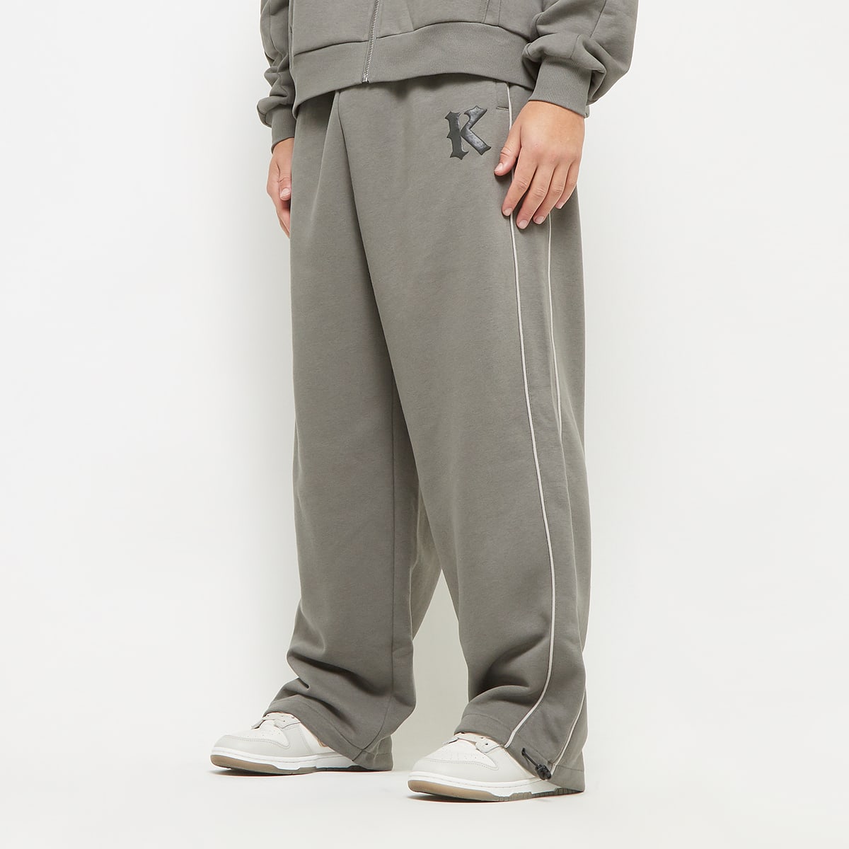 Karl Kani Oversized Sidestripe Sweatpants Trainingsbroeken in grijs formaten: XL