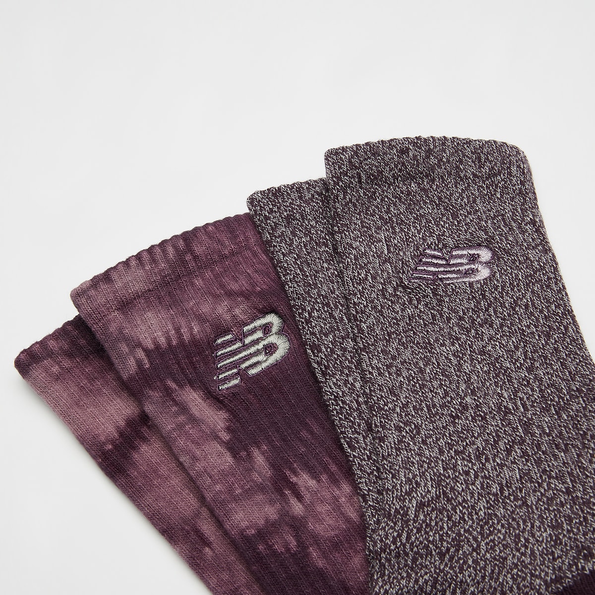 New Balance 2 PACK Lifestyle Tie dye Midcalf Socks Sokken in rood formaten: 43-46