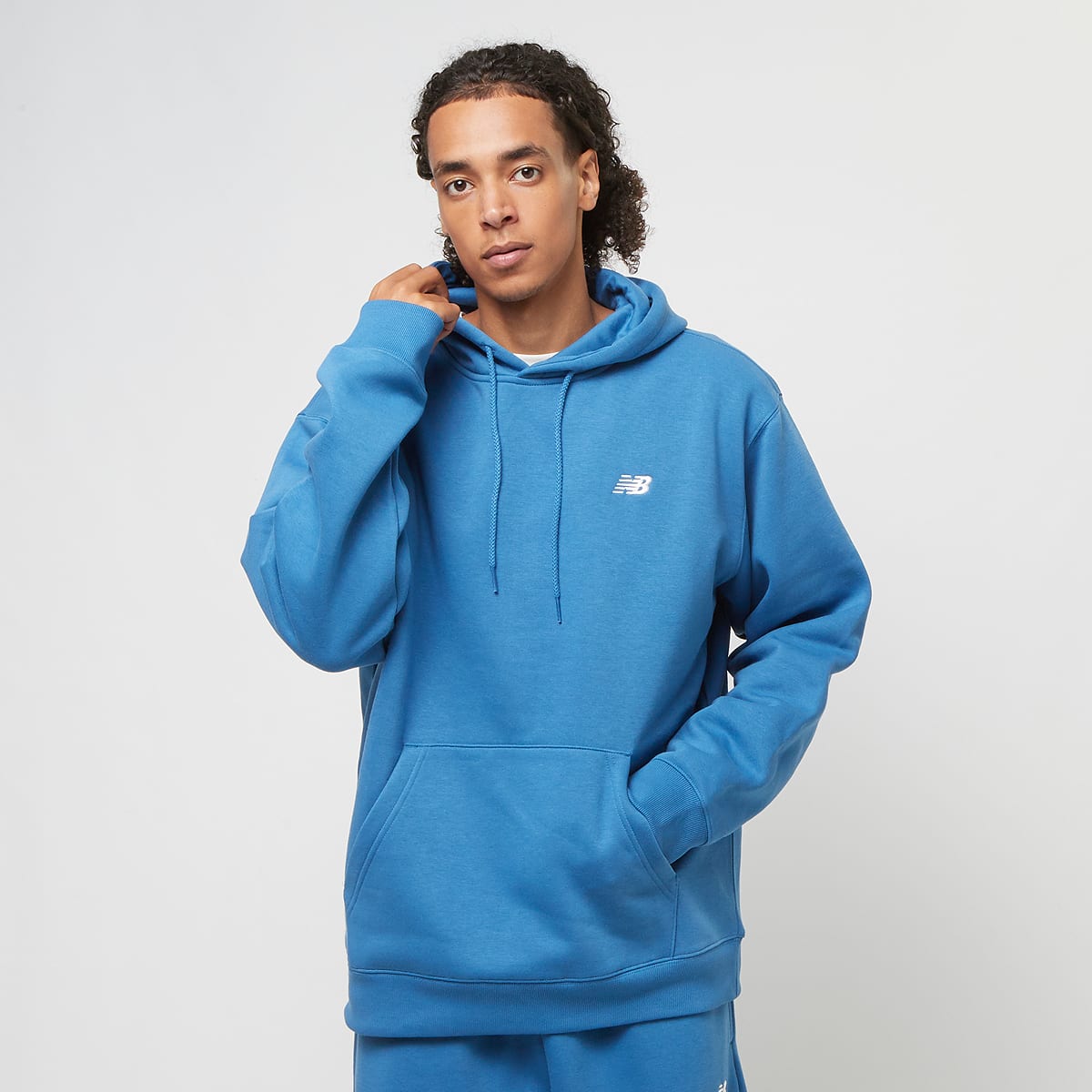 New Balance SPORT ESSENTIALS FLEECE HOODIE blue agate (423) men Hoodies & Sweaters blauw Maat XL Kleding