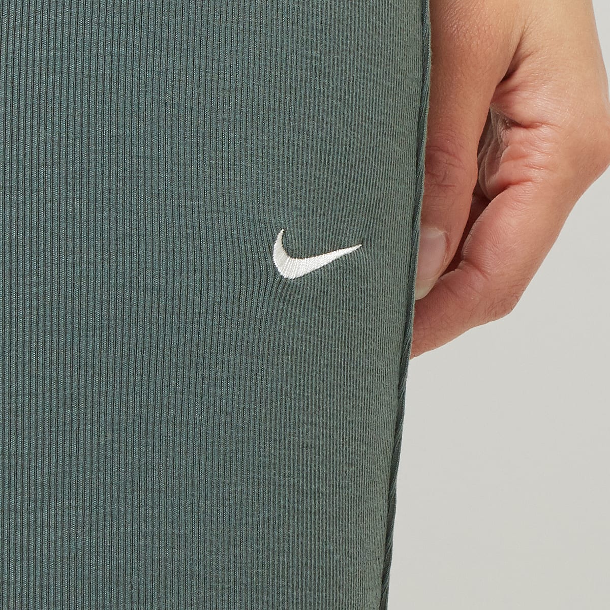 Nike Sportswear Chill Knit Mini-Rib Flared Leggings in groen formaten: XS