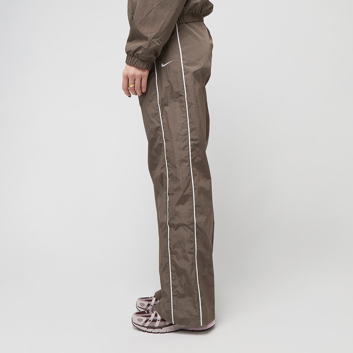 Nike Sportswear Windrunner Woven High-Rise Open Hem Pants women Trainingsbroeken bruin Maat XS Kleding