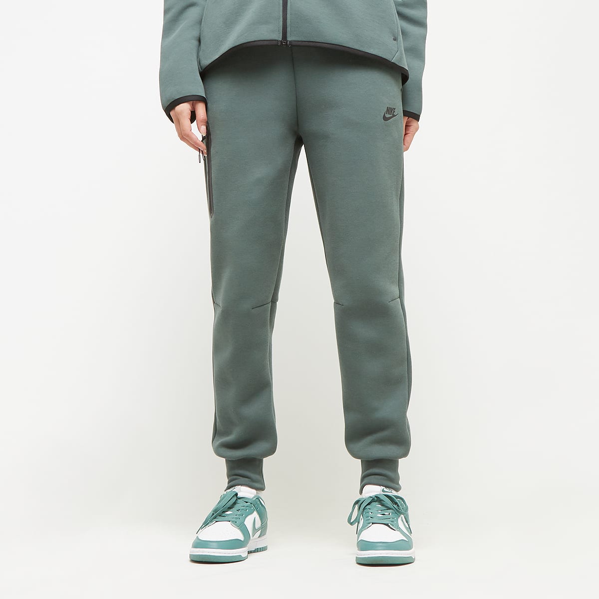 Nike Sportswear Tech Fleece Mid-Rise Jogger wo Trainingsbroeken groen Maat XS Kleding