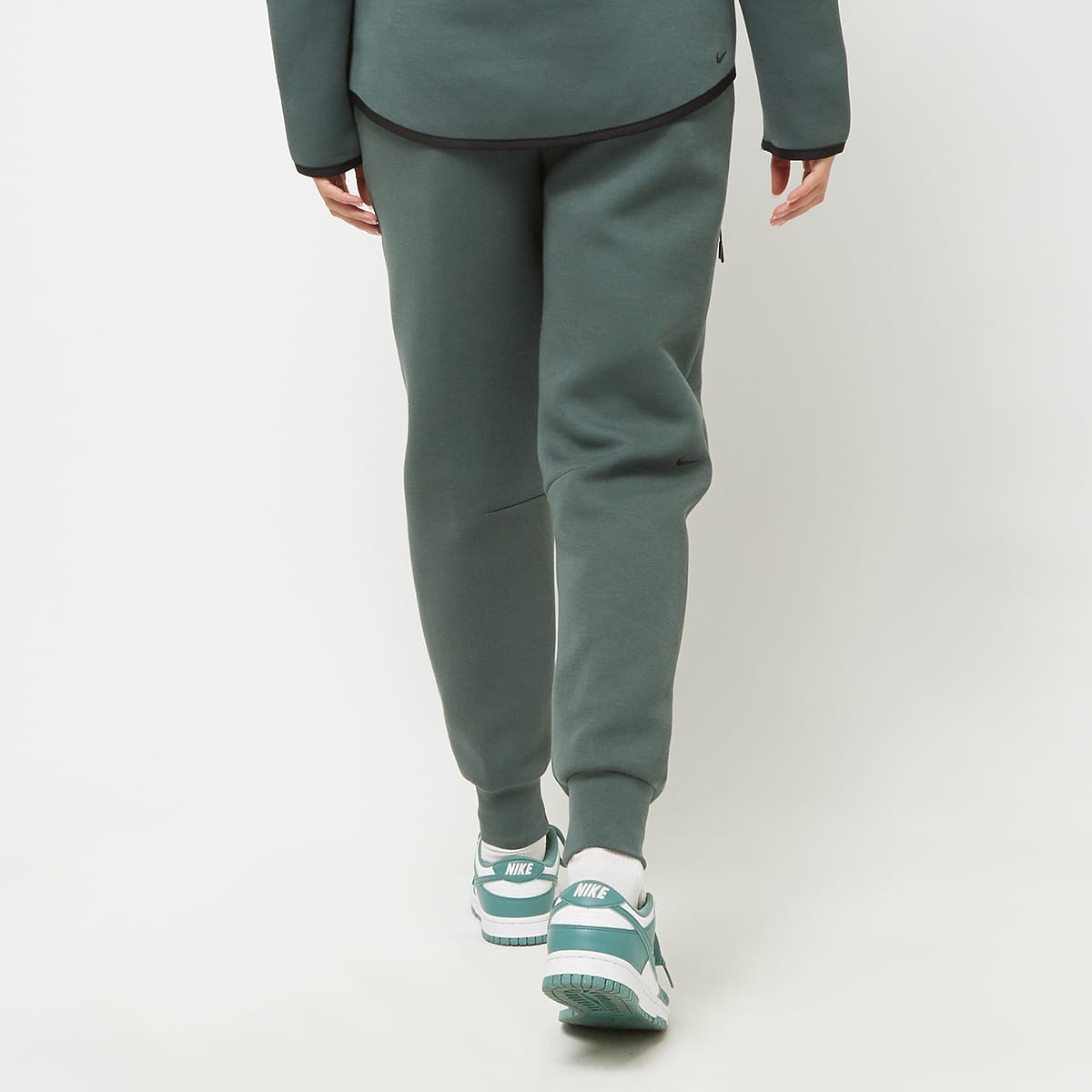 Nike Sportswear Tech Fleece Mid-Rise Jogger women Trainingsbroeken groen Maat XS Kleding
