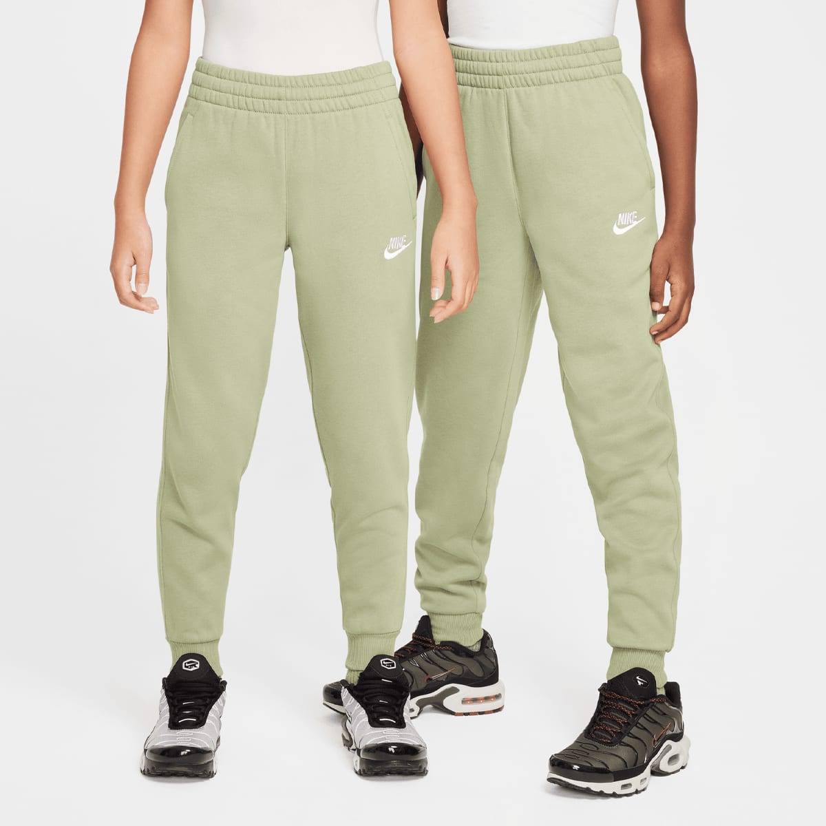 Nike JUNIOR K NSW CLUB FLC JGGR LBR oil green white Trainingsbroeken in groen formaten: 158