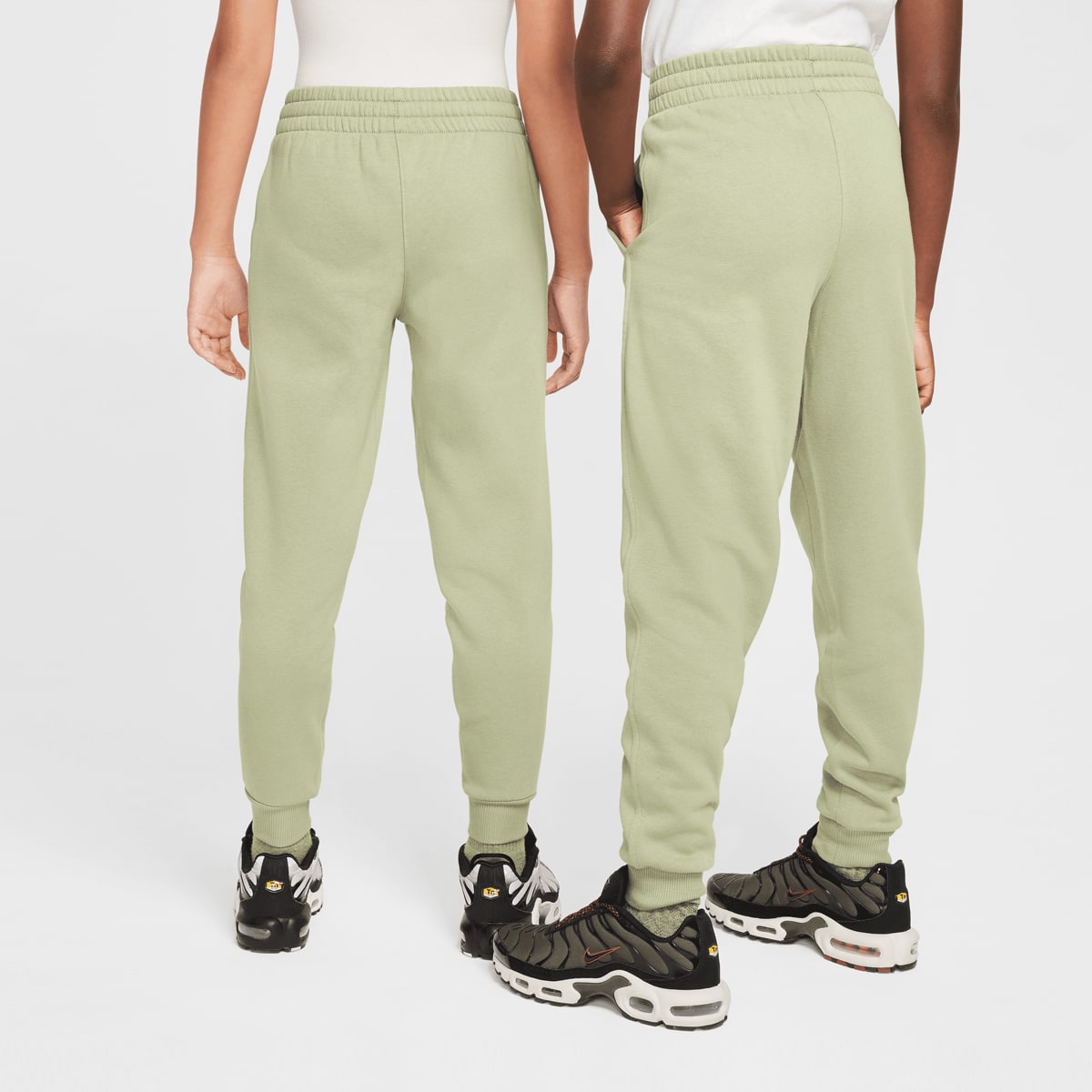 Nike JUNIOR K NSW CLUB FLC JGGR LBR oil green white unisex Trainingsbroeken groen Kleding