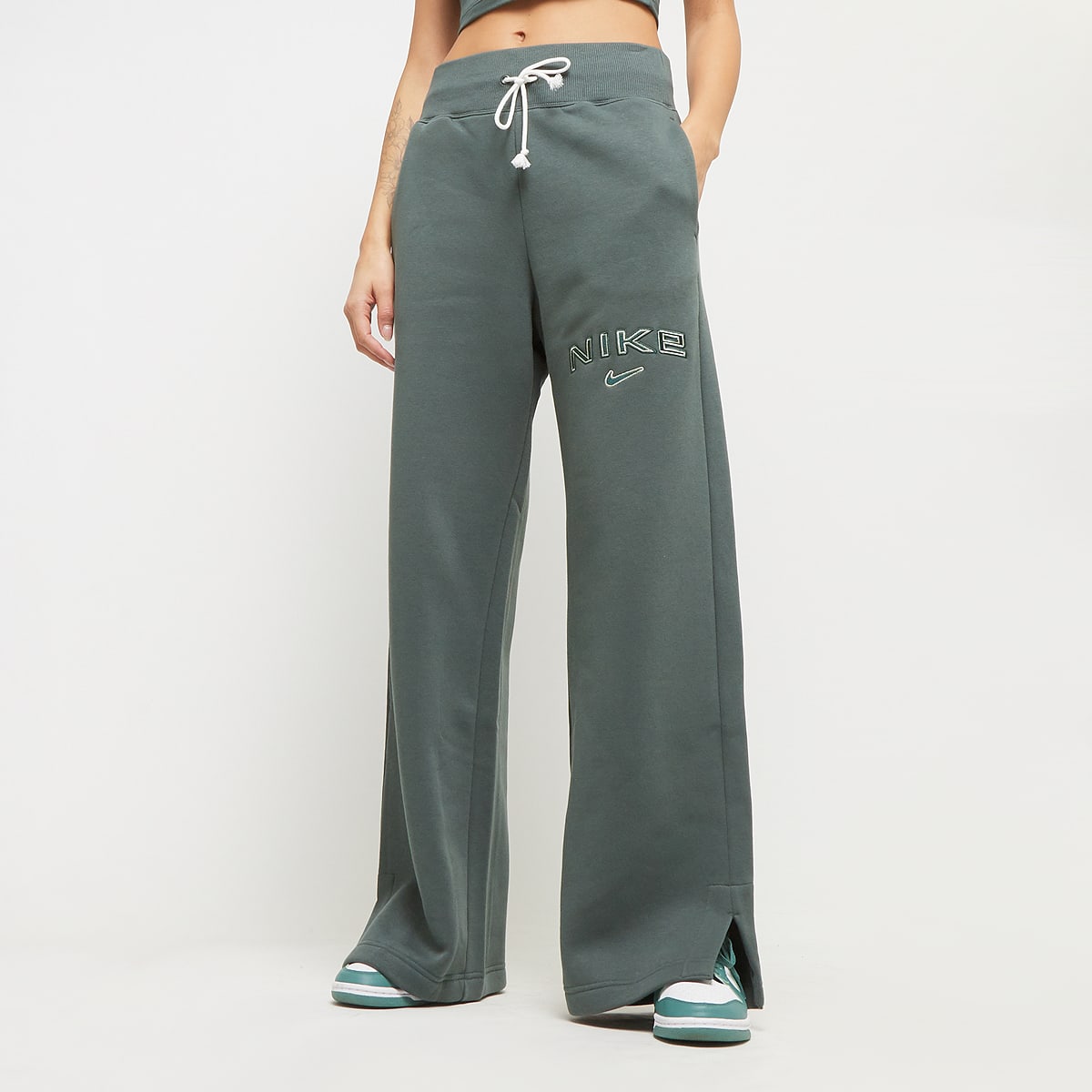 Nike Sportswear Phoenix Fleece High-Rrise Logo Wide Pants wo Trainingsbroeken groen Maat XS Kleding