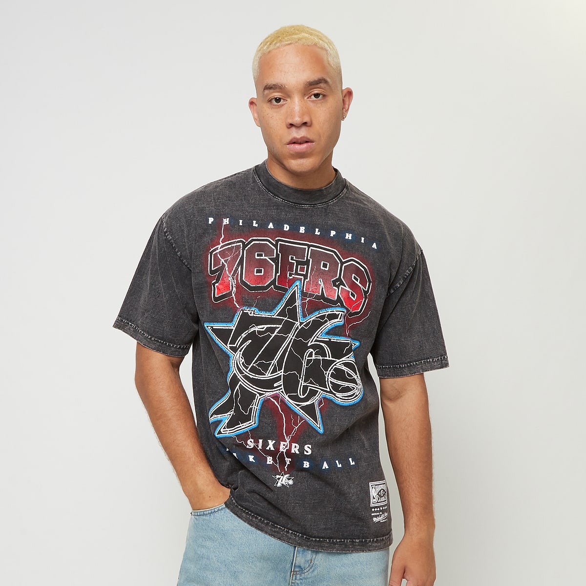 Mitchell & Ness NBA Oversized Graphic Tee Philadelphia 76ers men T-Shirts Polo's grijs Maat S Kleding