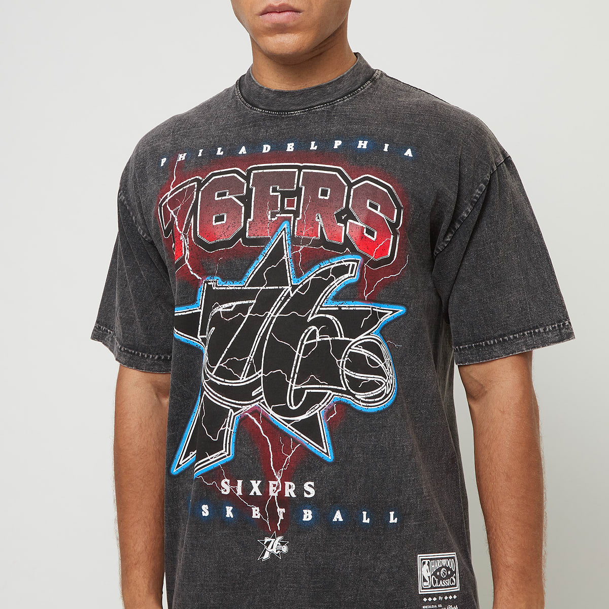 Mitchell & Ness NBA Oversized Graphic Tee Philadelphia 76ers men T-Shirts Polo's grijs Maat S Kleding