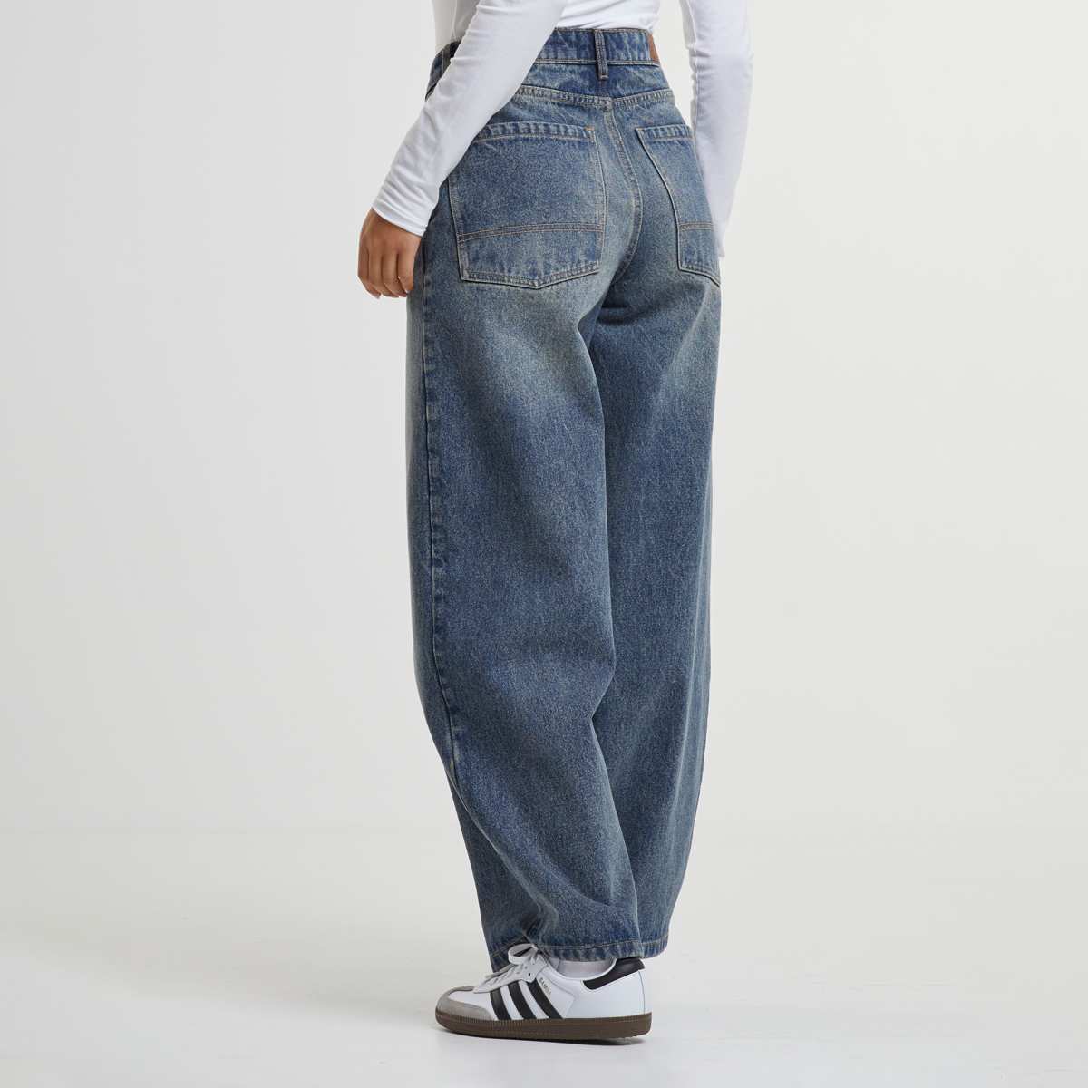 Urban Classics Ladies Tapered Baggy Jeans dirty washed Broeken in blauw formaten: 26