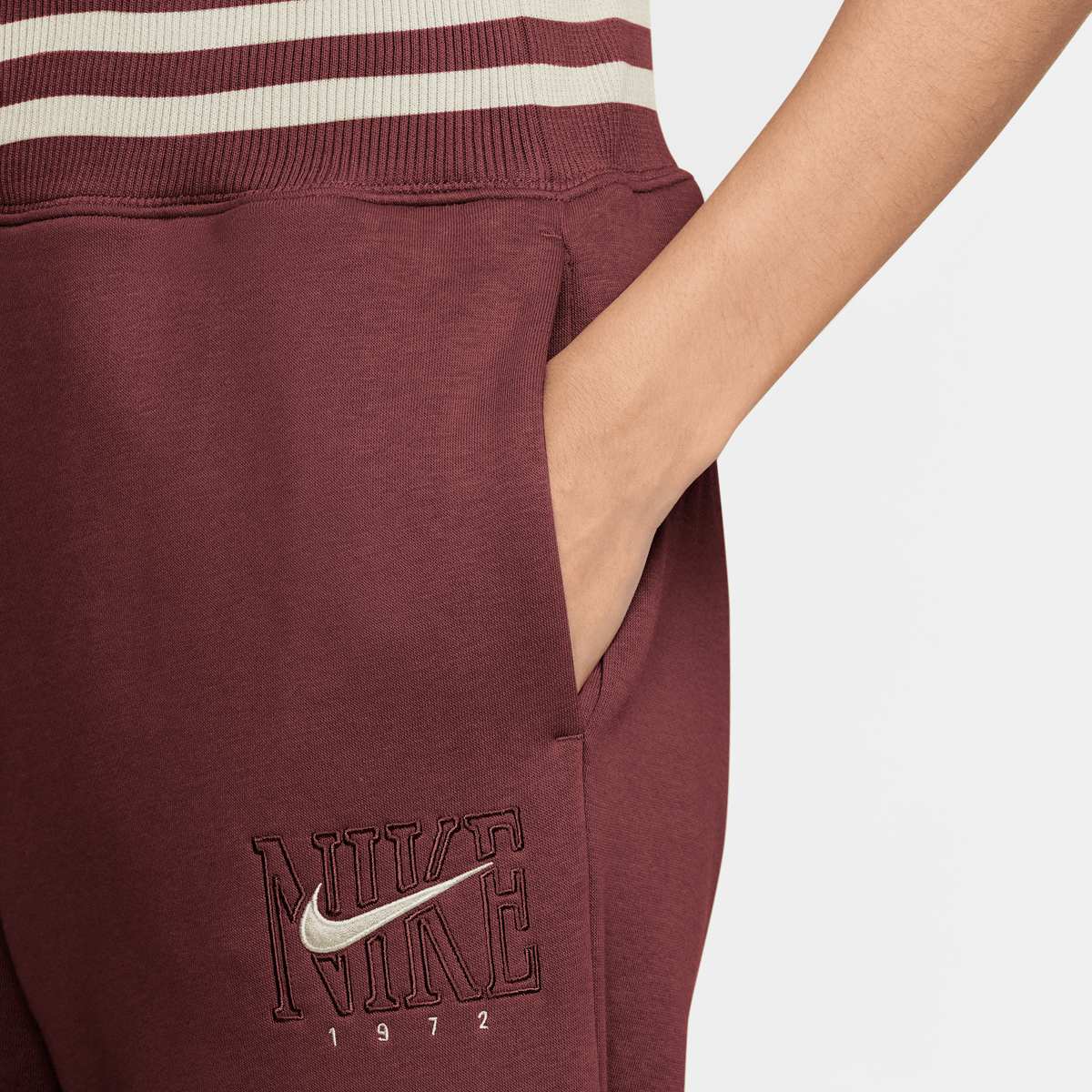 Nike Sportswear Phoenix Fleece High-Rise Graphics Wide Pants women Trainingsbroeken rood Maat XS Kleding