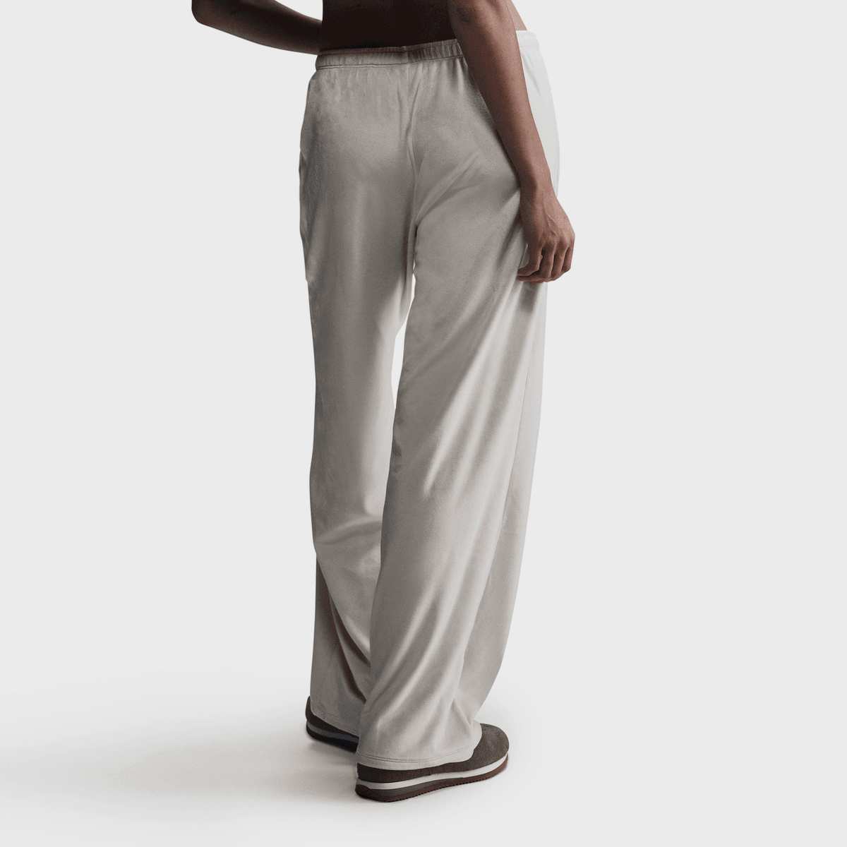 Nike Sportswear Chill Knit Velour Mid-Rise Open Hem Sweatpants women Trainingsbroeken beige Maat XS Kleding