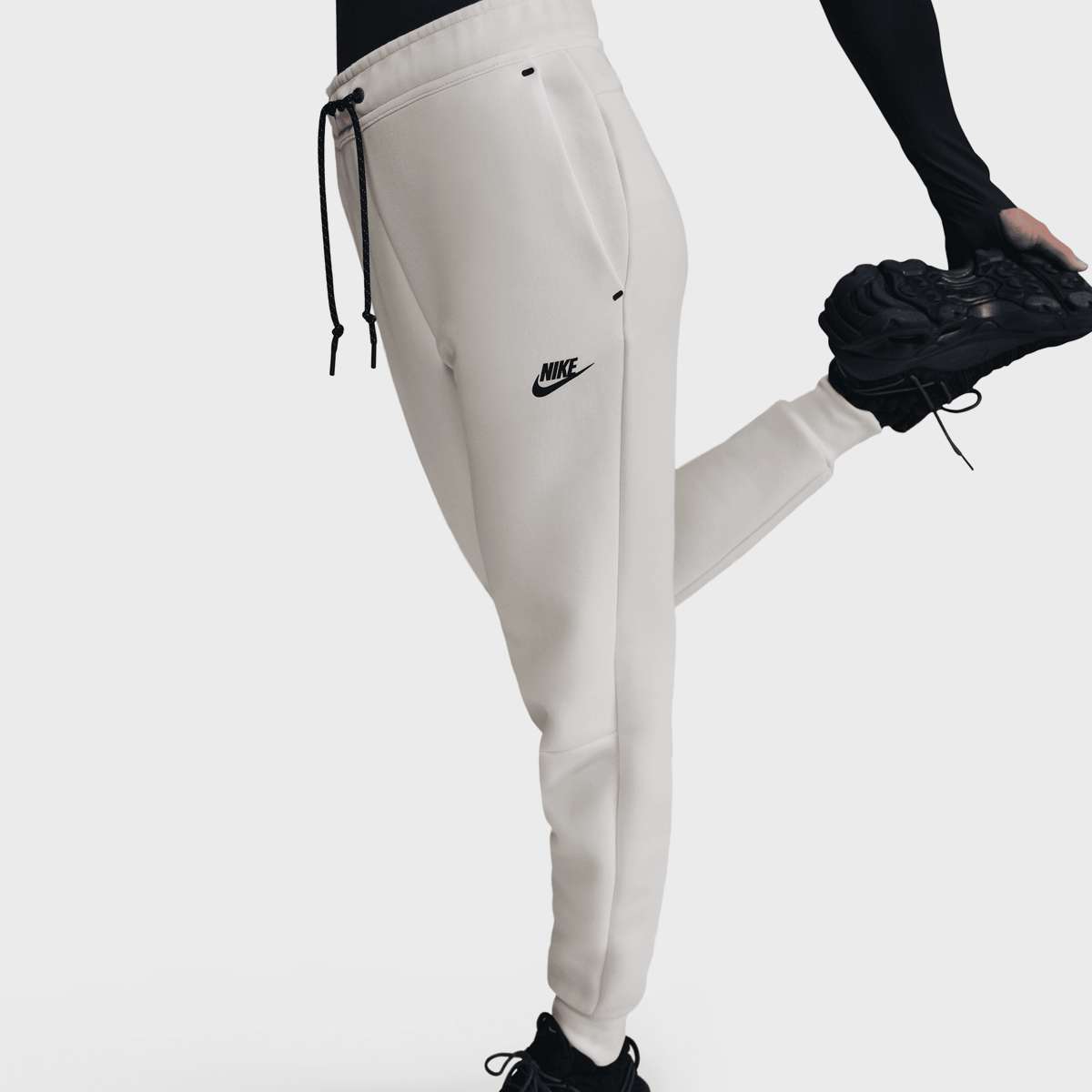 Nike Sportswear Tech Fleece Mid-Rise Jogger women Trainingsbroeken wit Maat XS Kleding