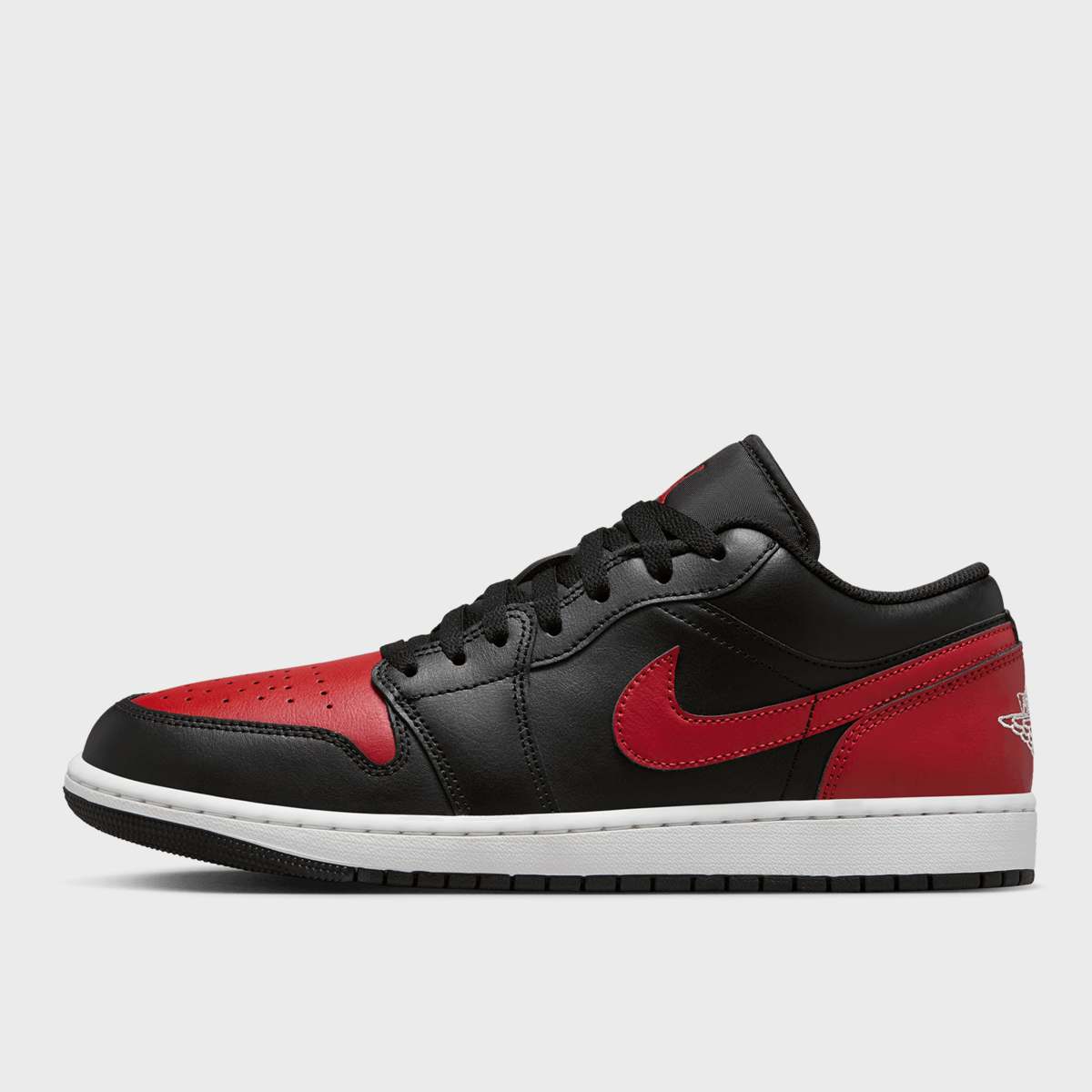 Jordan Air 1 Low black varsity red summit white Air 1 in zwart formaten: 42.5