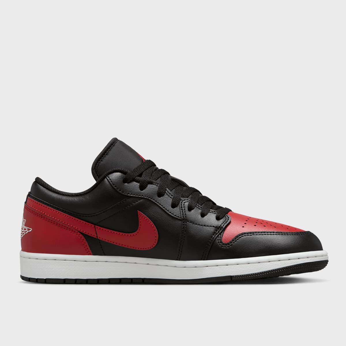 Jordan Air 1 Low black varsity red summit white Air 1 in zwart formaten: 41