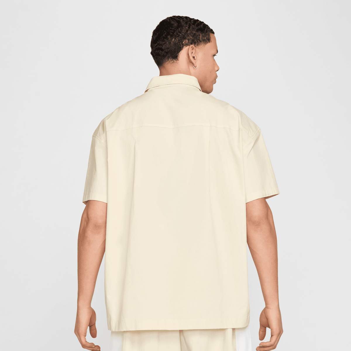 Nike Club Short Sleeve Buttoned Oversized Shirt men Overhemden beige Maat S Kleding