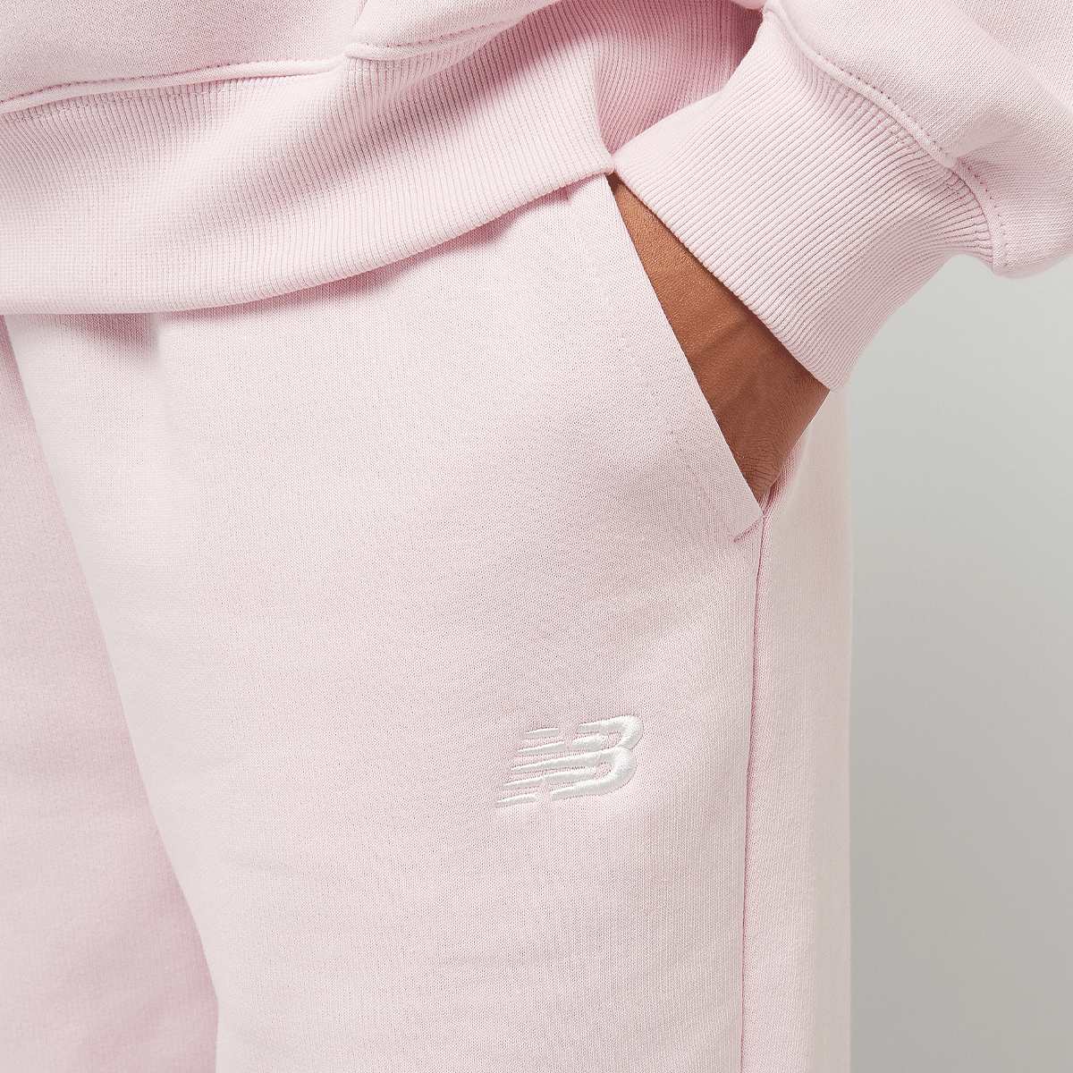 New Balance Sport Essential Fleece Jogger women Trainingsbroeken lichtroze Maat XS Kleding