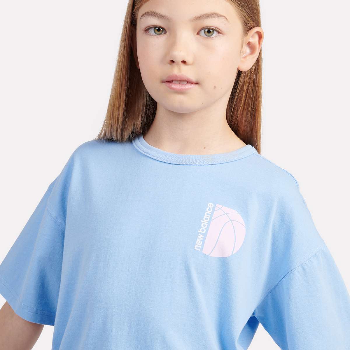New Balance Hoops Court Graphic Tee unisex T-Shirts blauw Kleding