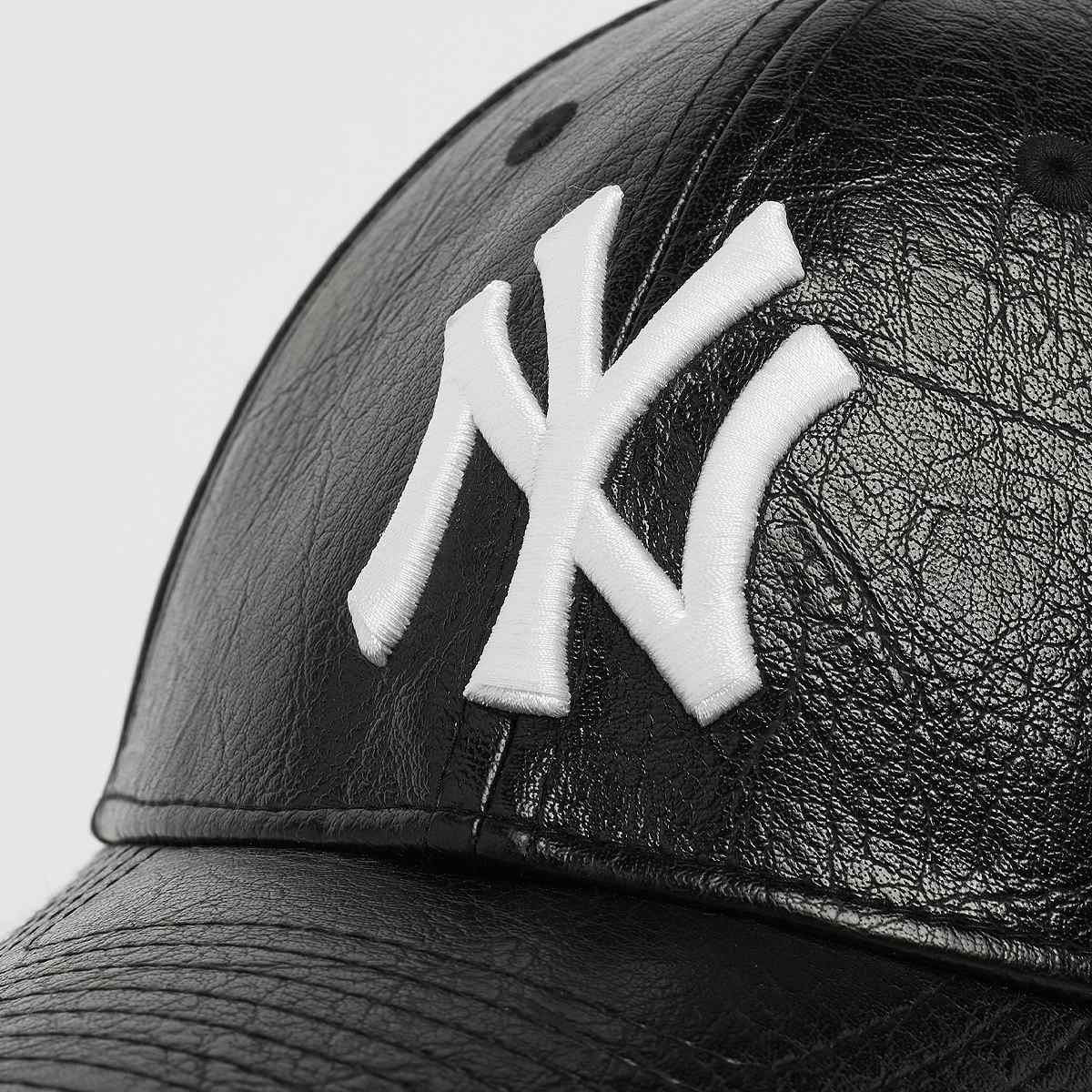 new era Female 9FORTY Crinkled PU New York Yankees Caps in zwart formaten: ONE SIZE