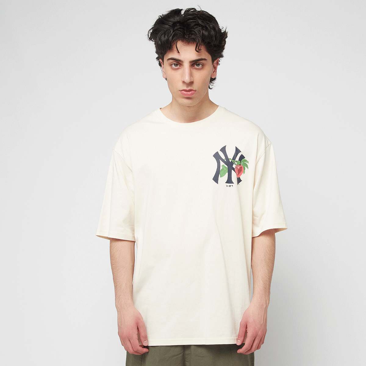 new era MLB Fruit Graphic Backprint Tee New York Yankees T-Shirts & Polo's in beige formaten: S