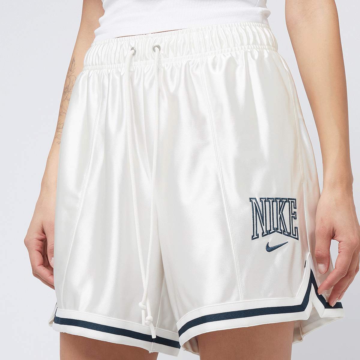 Nike Sportswear Street 6" Satin GX Short women Sportshorts beige Maat XS Kleding