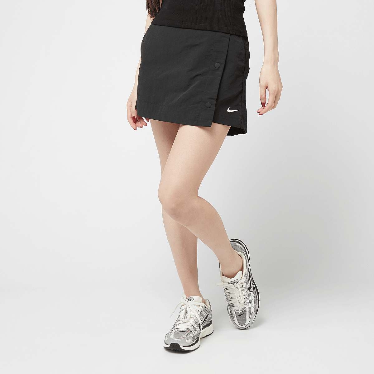 Nike Sportswear Essential Woven Skort Sportshorts in zwart formaten: XS