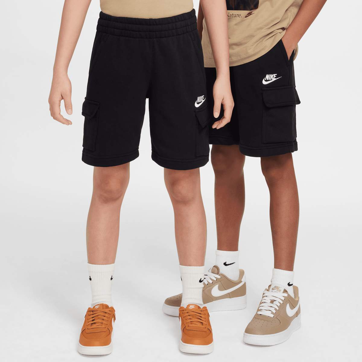 Nike Junior Sportswear Club French-Terry Cargo Short Low Brand Read Shorts in zwart formaten: 158