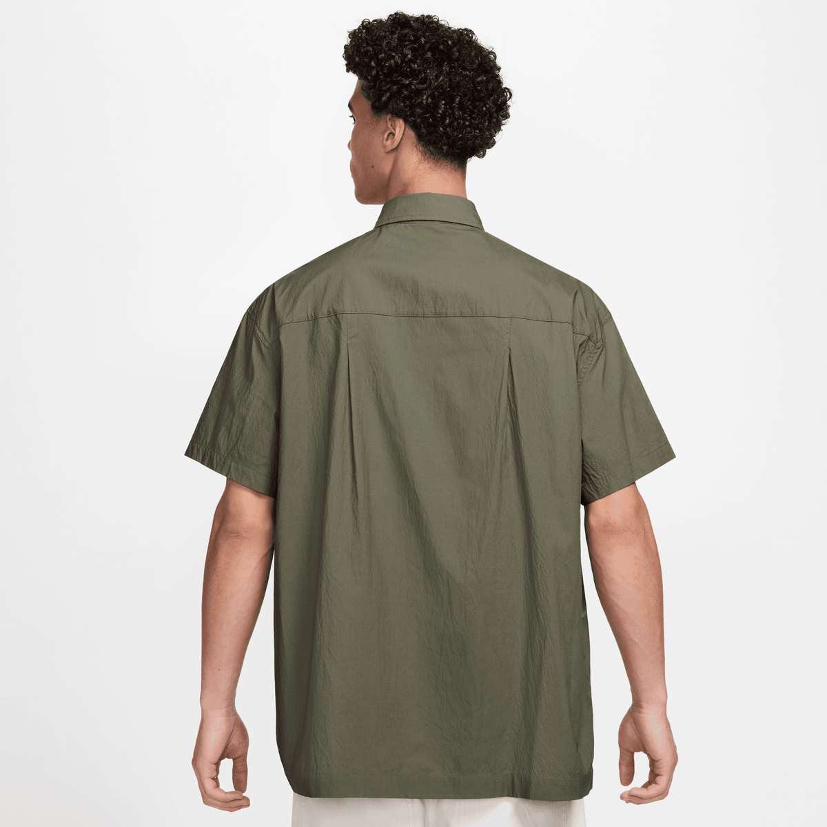 Nike Club Shortsleeve Button Oversize Shirt men Overhemden groen Maat S Kleding