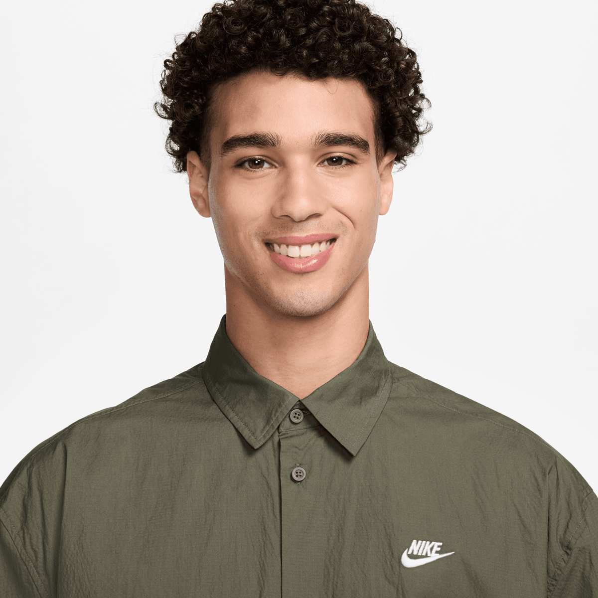 Nike Club Shortsleeve Button Oversize Shirt men Overhemden groen Maat S Kleding