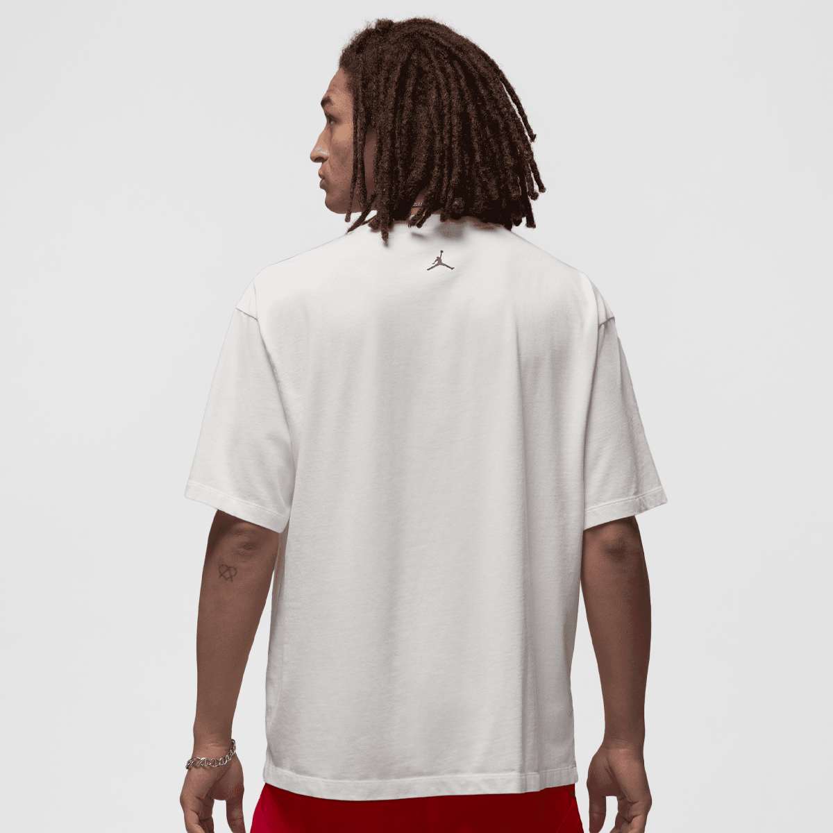 Jordan M J FLT ESS OVS GFX SS CRW white men T-Shirts & Polo's beige Maat S Kleding