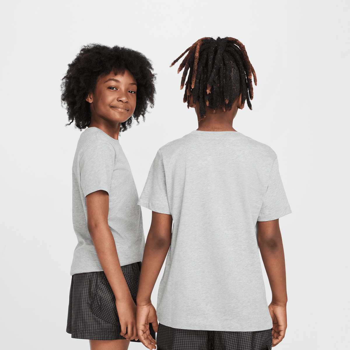 Nike Sportswear Tee EMB Futura T-Shirts in grijs formaten: 170