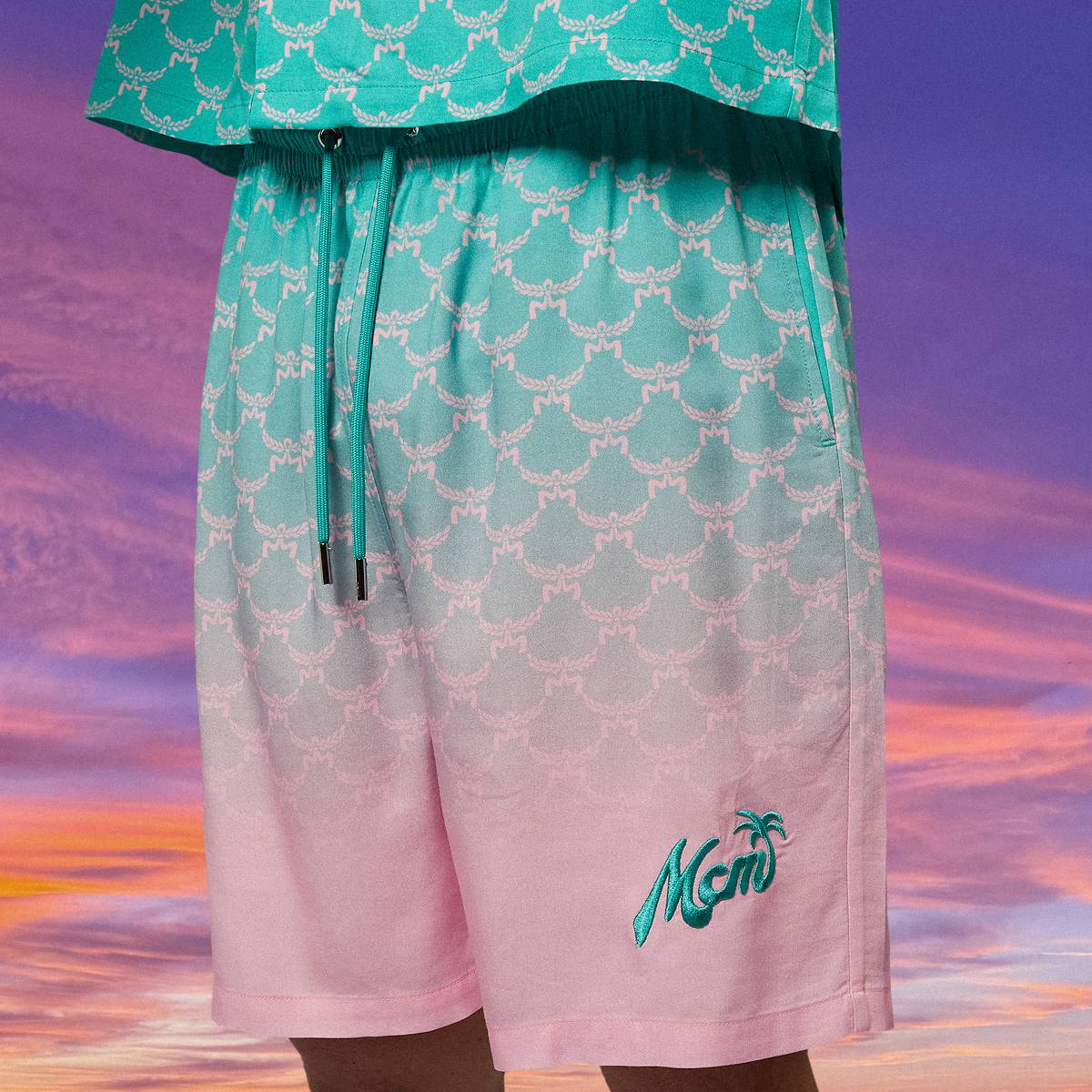 MCM x SNIPES Gradient Resort Shorts men Sportshorts lichtroze Maat XS Kleding