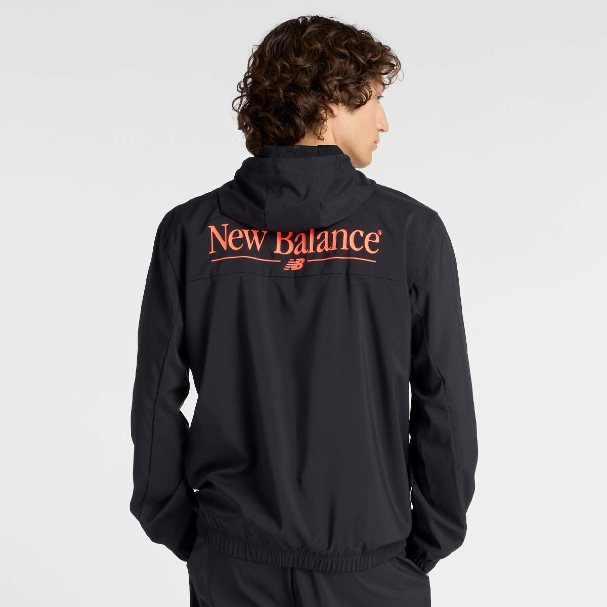 New Balance Reimagined Woven Graphic Jacket black multi men Trainingspakken zwart Maat S Kleding
