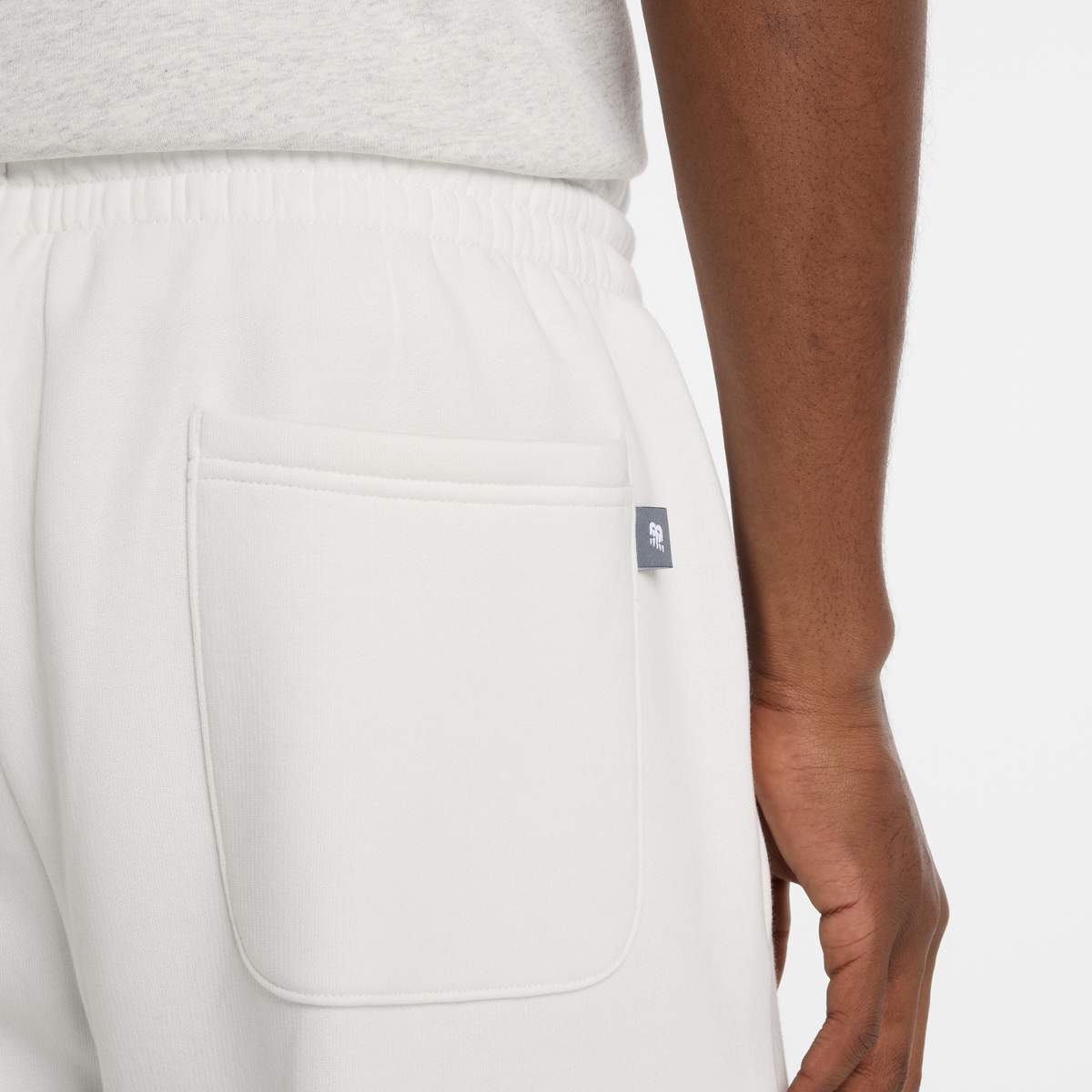 New Balance Linear Graphic Fleece Pants Men Trainingsbroeken wit Maat S Kleding